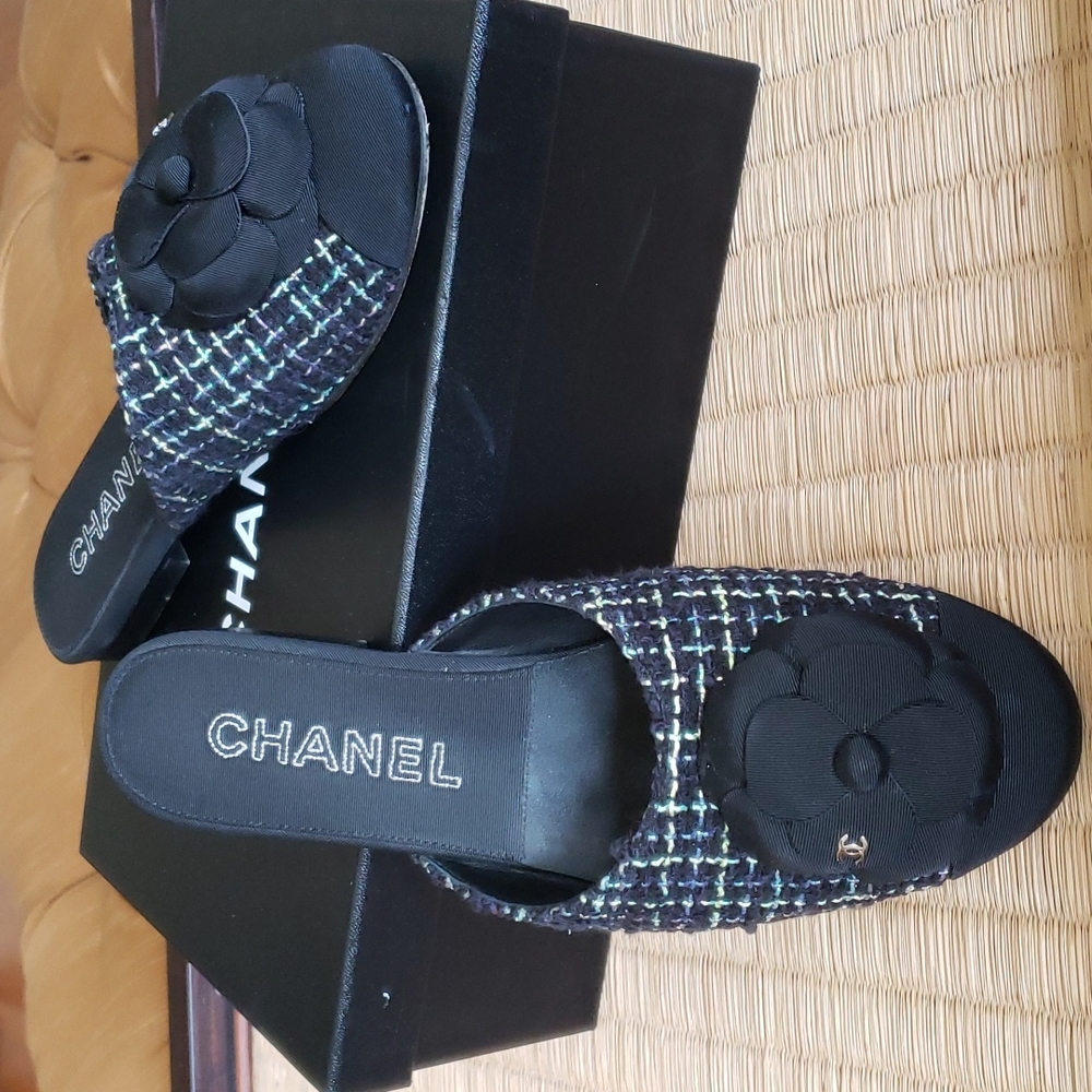 CHANEL Tweed w/metalic threading Mules